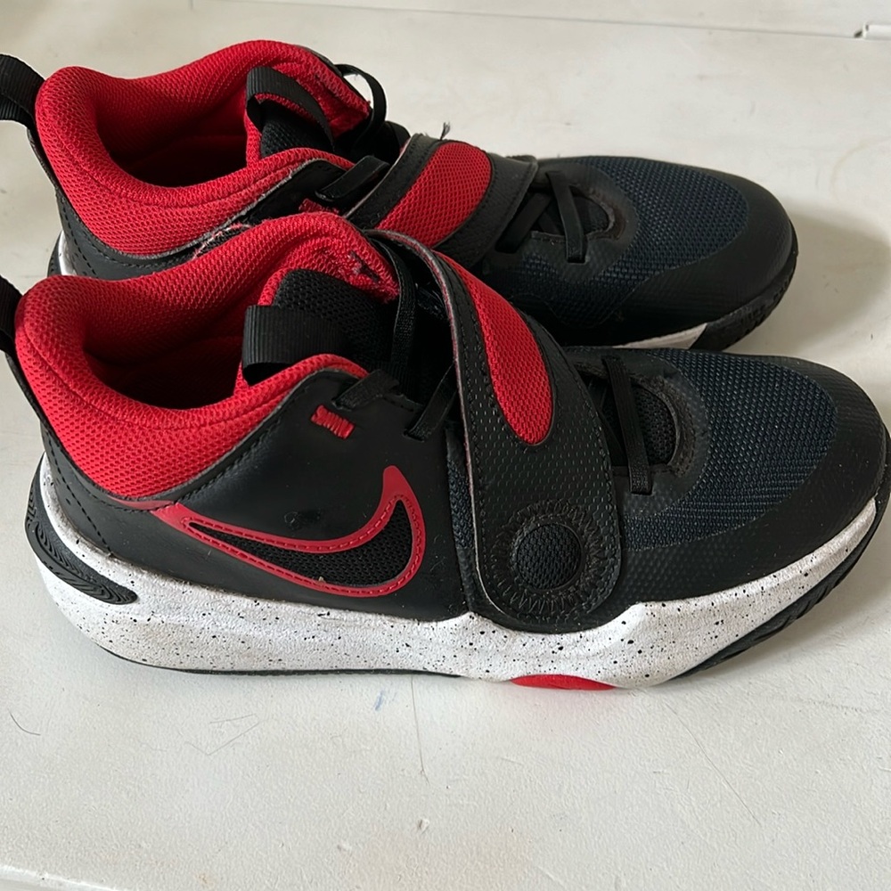 Nike Basketball shoes! Velcro close and mid high, Almost new!